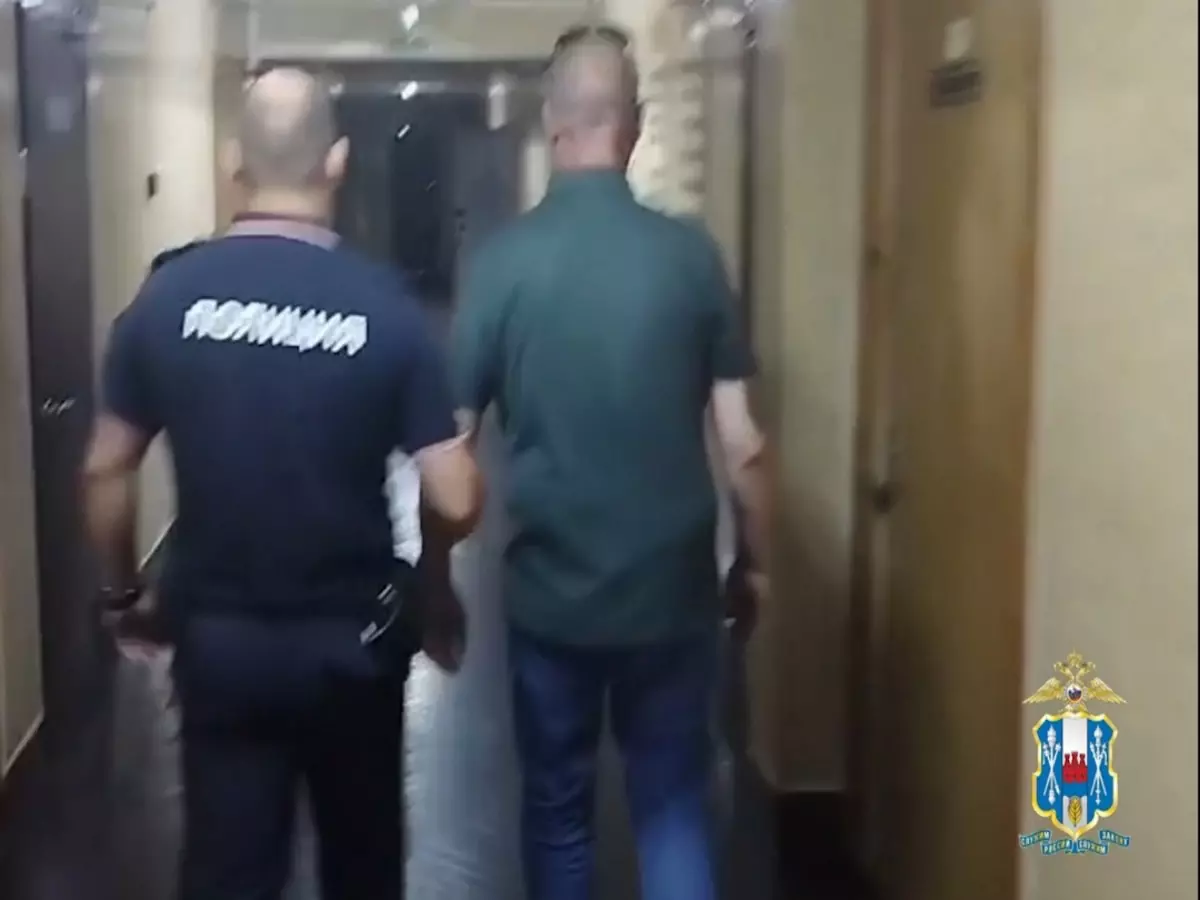 В Донецке мужчина разбил двери в здание администрации ради пакета с полотенцами