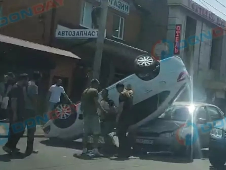 В Ростове легковушка перевернулась на крышу на улице Сарьяна