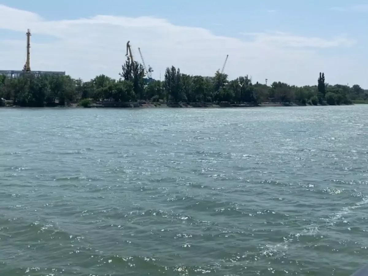 Сильный ветер гонит воду с Дона в Ростове