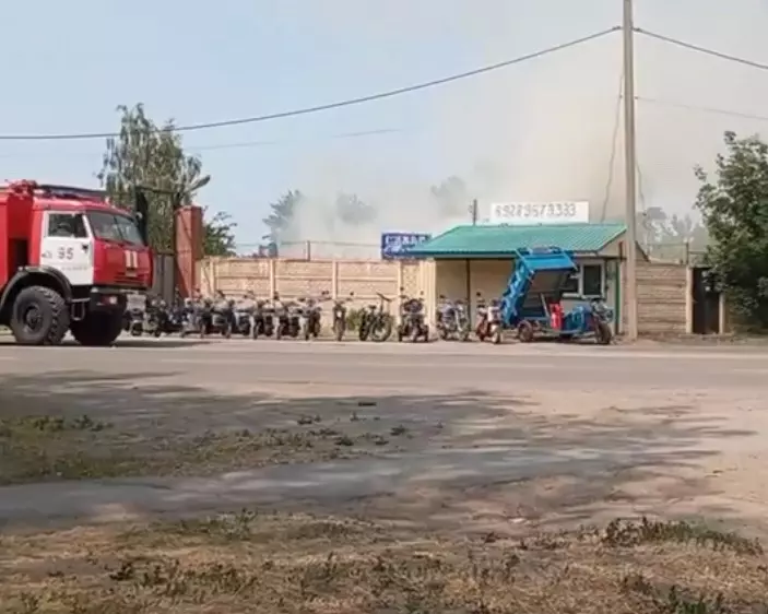 В Сальске на улице Черняховского потушили крупный пожар