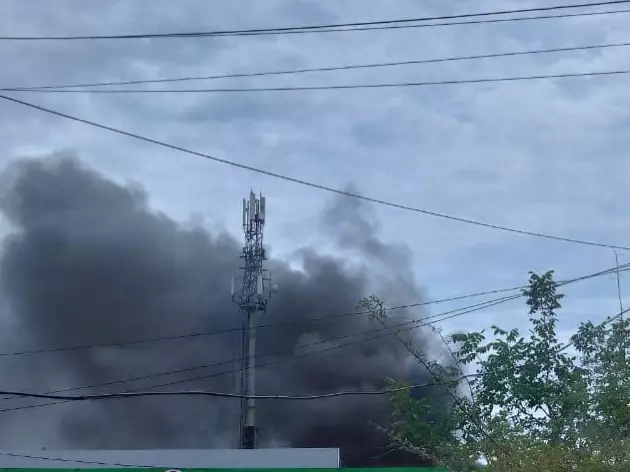 В Ростовской области в городе Шахты полыхает здание металлоприемника