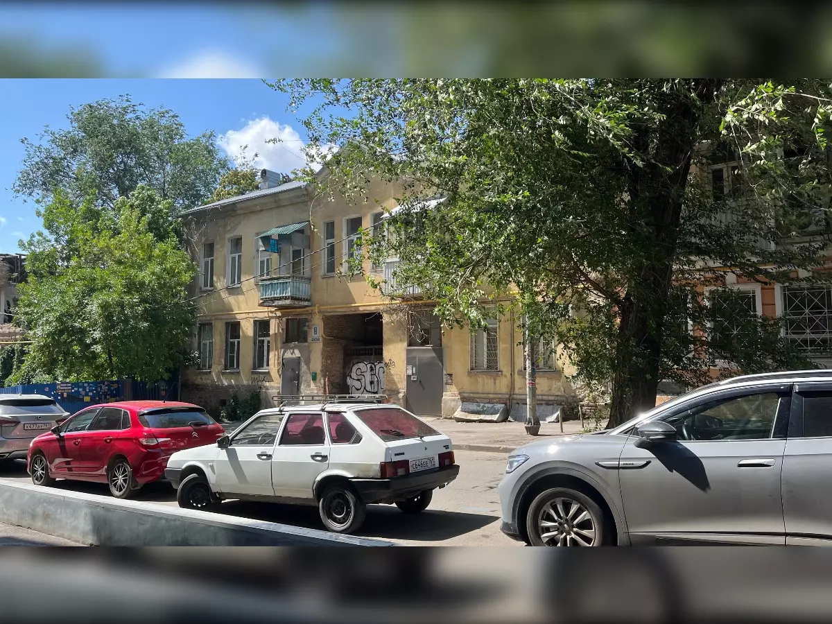 В центре Ростова два крупных дерева повисли на электрических проводах