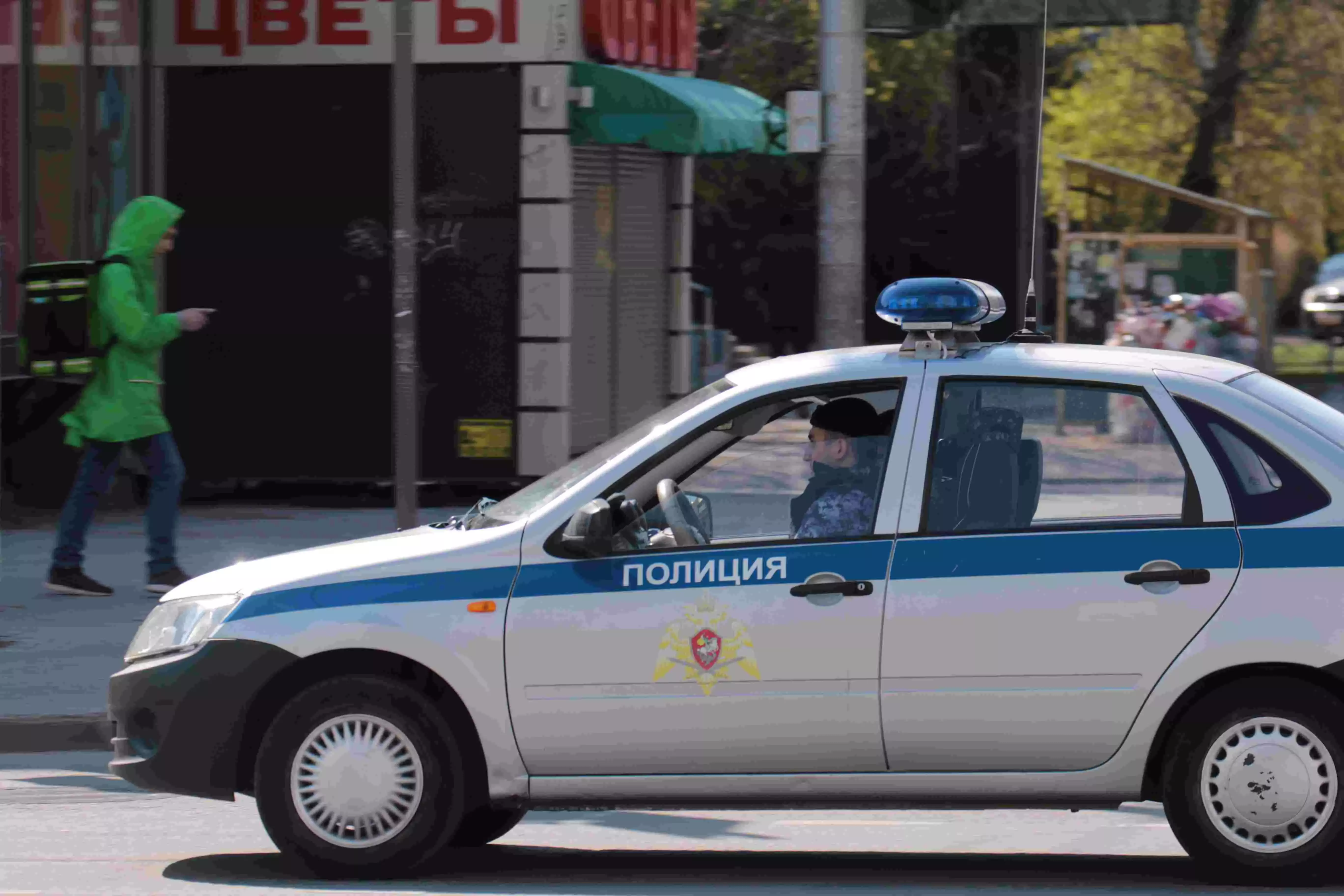 В Ростове на улице неадекват показывал детям свои половые органы