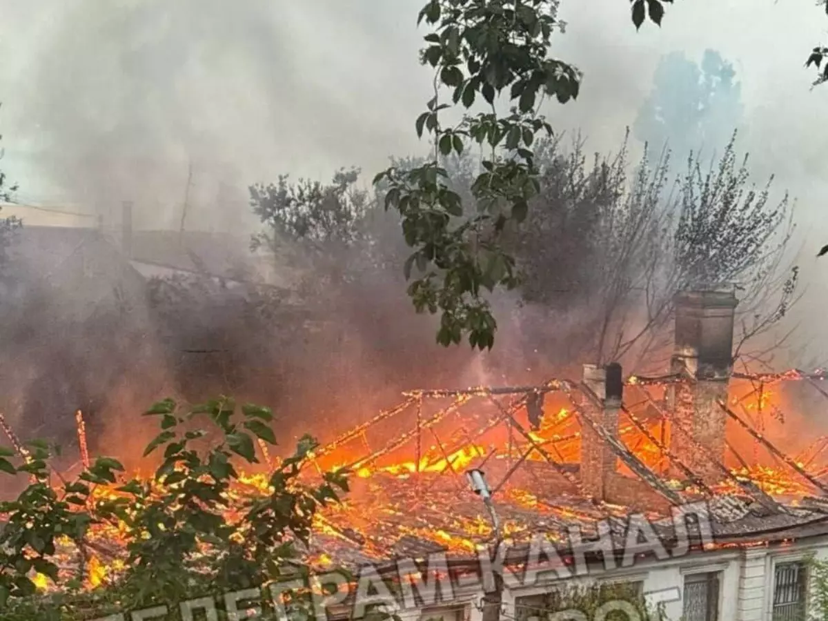 В Таганроге на большой площади полыхает заброшенная столовая