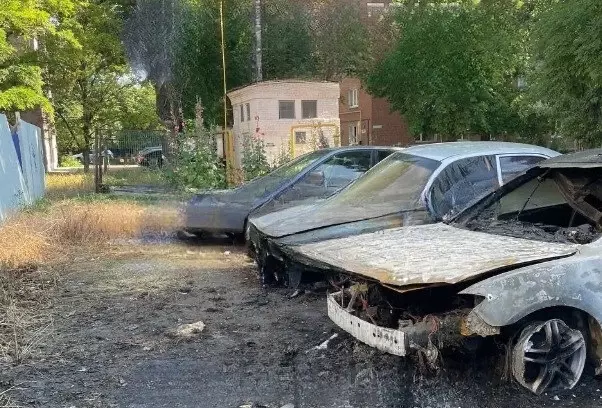 В Ростовской области на парковке ранним утром сгорели три иномарки