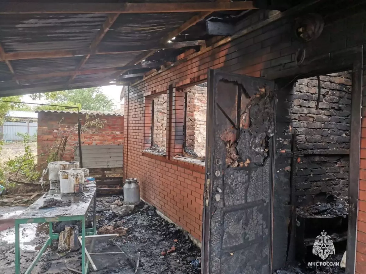 Женщина спаслась из горящего дома в Ростовской области