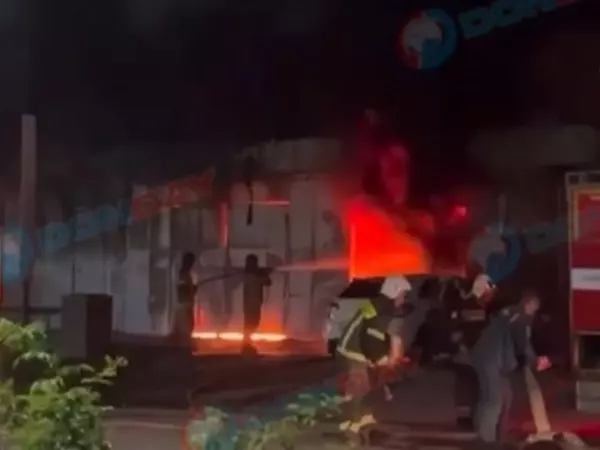 Три машины сгорели на автомойке в Батайске