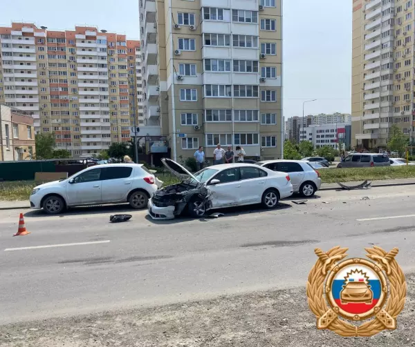 В массовом ДТП в Суворовском в Ростове пострадали два человека