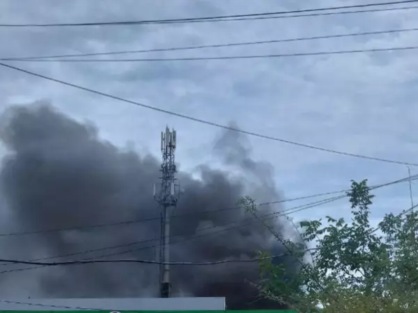 Крупный пожар в цеху по приему металлолома в Шахтах тушат почти 100 человек