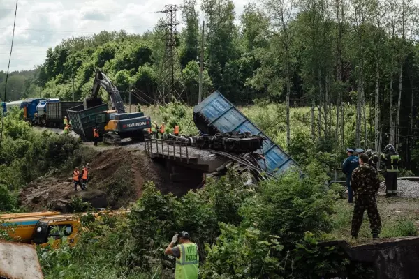 Кадры с места крушения моста на поезд в Брянской области