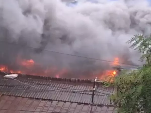В Аксае на рынке полыхает крупный пожар