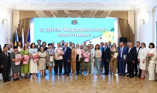 Накануне Дня медицинского работника Александр Скрябин вручил заслуженные награды врачам