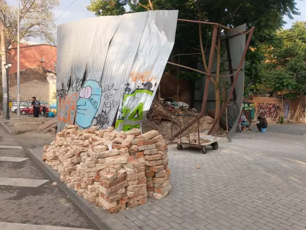 Фото к материалу: В Ростове рухнула стена бывшего здания ОКН на Темерницкой