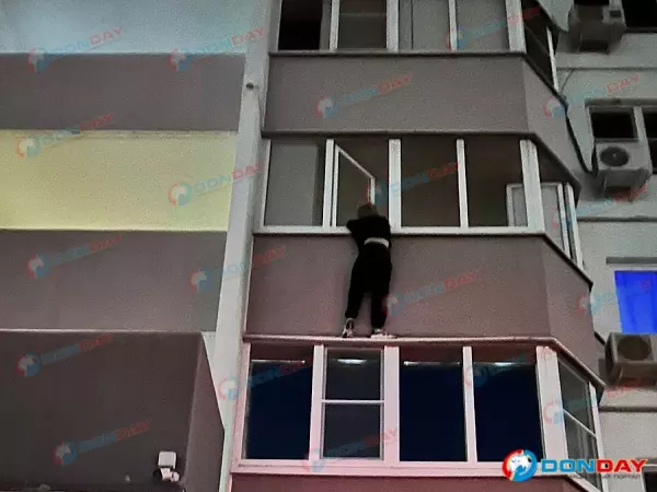 В Ростове в Суворовском девушка едва не сорвалась с балкона квартиры