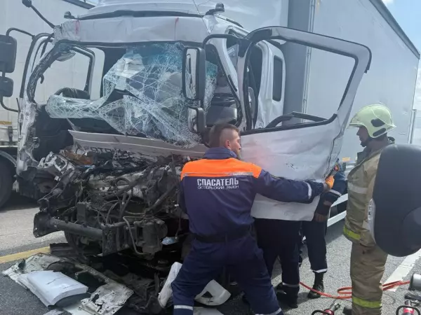 Под Шахтами в жестком ДТП с фурами скончался 59-летний дальнобойщик