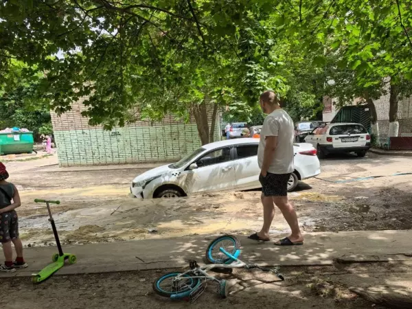 В Таганроге машина такси провалилась в глубокую яму