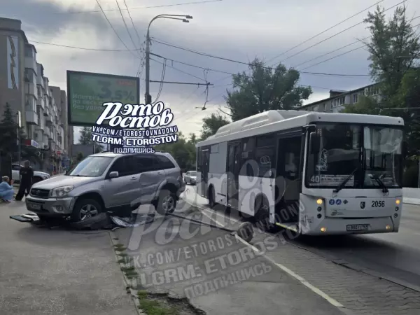 В Ростове автобус протаранил легковой автомобиль