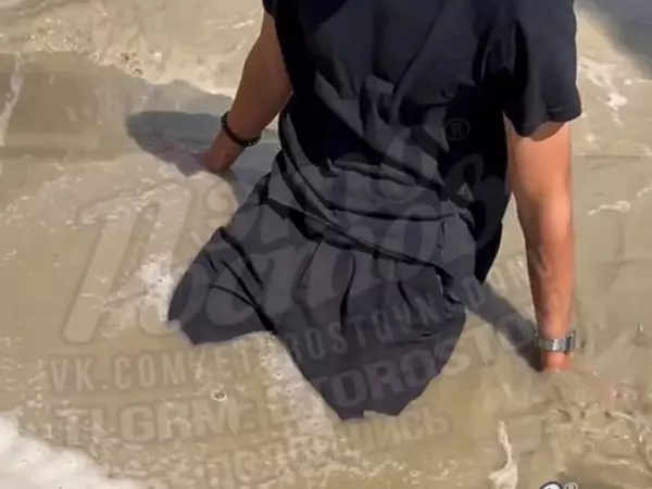 В Ростове горожанин окунулся в яму с грязевой водой по пояс