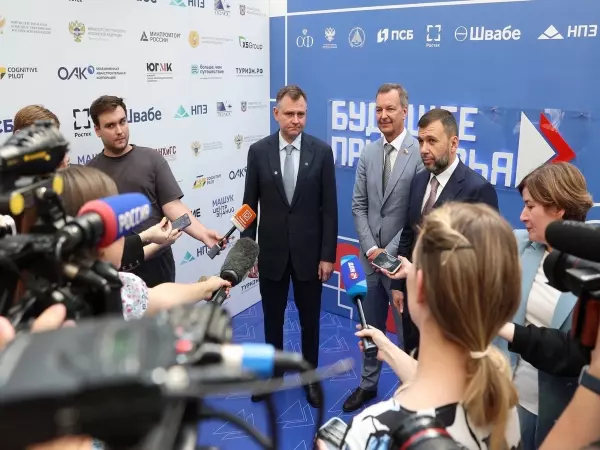 Юрий Слюсарь посетил межрегиональный студенческий слет «Будущее Приазовья»