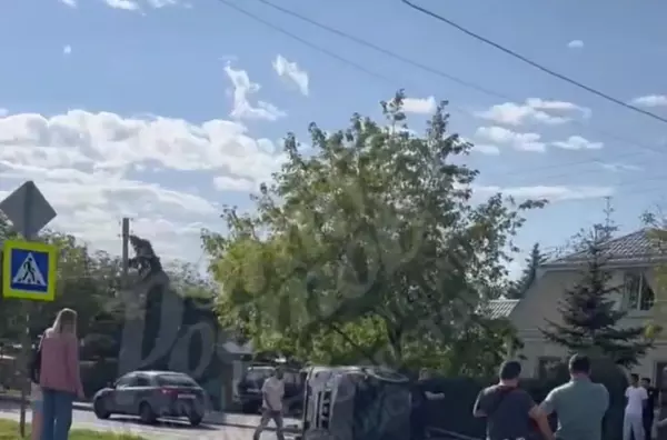 В Ростове на Фурмановской машина завалилась на бок