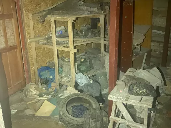 Жители многоэтажки на Плужной пожаловались на опасное состояние подвала