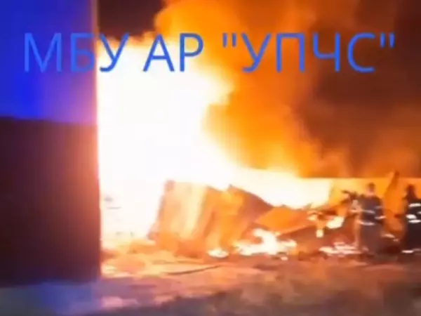 В Аксае ярким пламенем полыхает техническая постройка