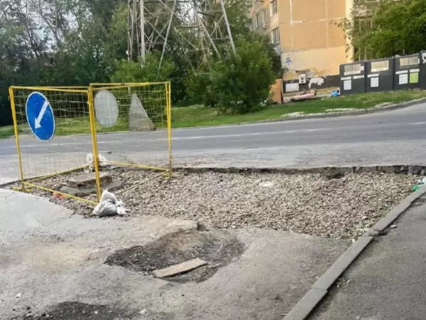 В Ростове затянули с ремонтом дороги во дворе многоэтажки на Содружества