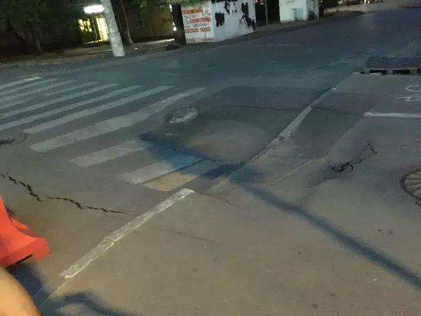 В Ростове на Западном после гидравлических испытаний разрушается асфальт