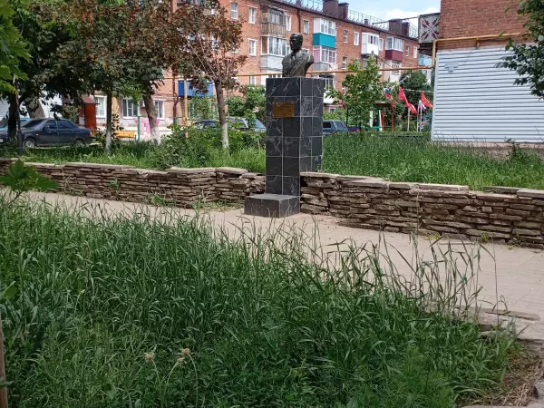 Жители Зверево пожаловались на состояние бульвара имени Петра Колесникова