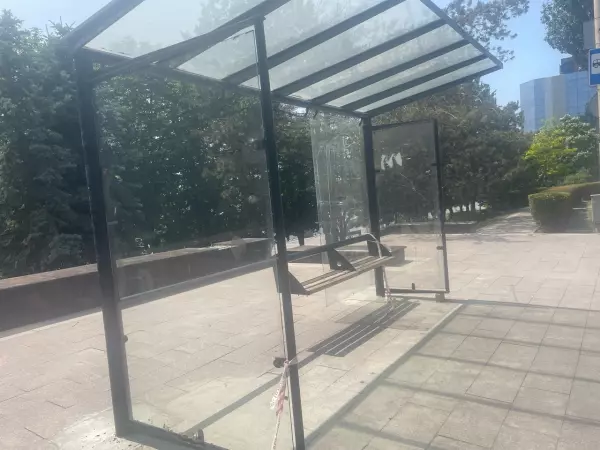 В Ростове неизвестные разбили стеклянную остановку на Береговой