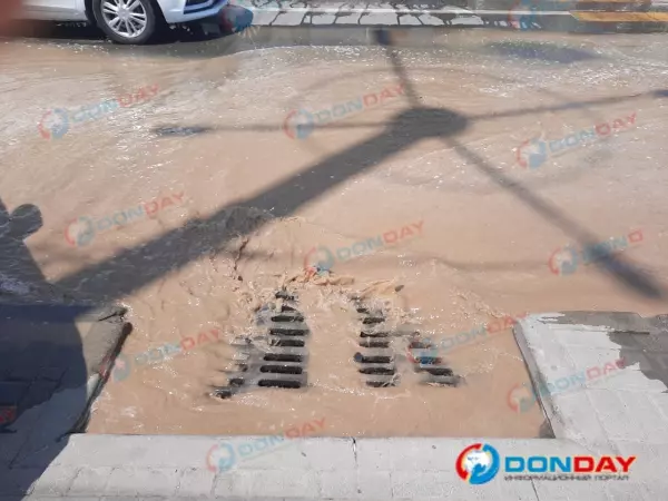 В центре Ростова, на Береговой, случился настоящий потоп