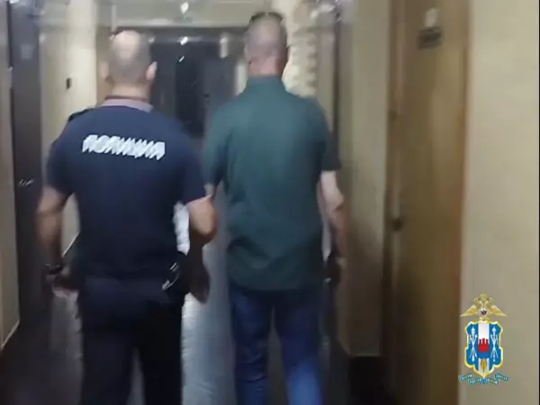 В Донецке мужчина разбил двери в здание администрации ради пакета с полотенцами
