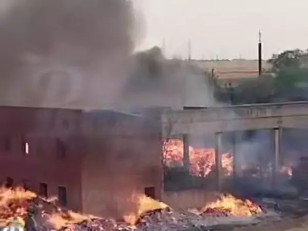 В Батайске на огромной территории полыхает сухая трава