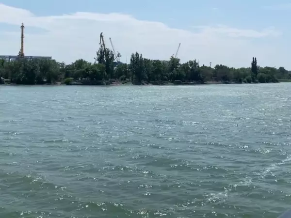 Сильный ветер гонит воду с Дона в Ростове