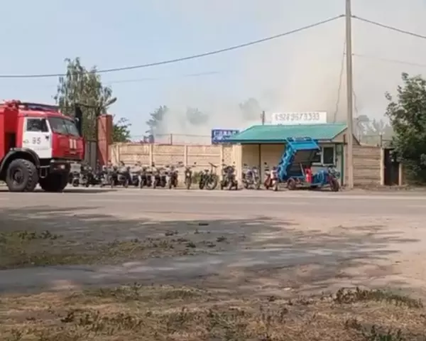 В Сальске на улице Черняховского потушили крупный пожар