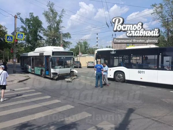 Фото к материалу: В массовом ДТП в Ростове с двумя автобусами и такси пострадали два человека