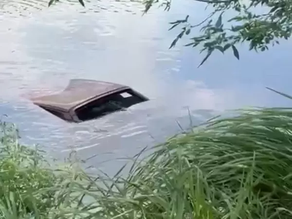 На пляже у подвесного моста в Белой Калитве утопили старый автомобиль