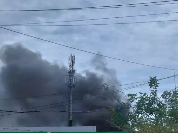В Ростовской области в городе Шахты полыхает здание металлоприемника