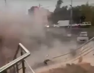 Балкон рухнул на женщину во время урагана в Омске