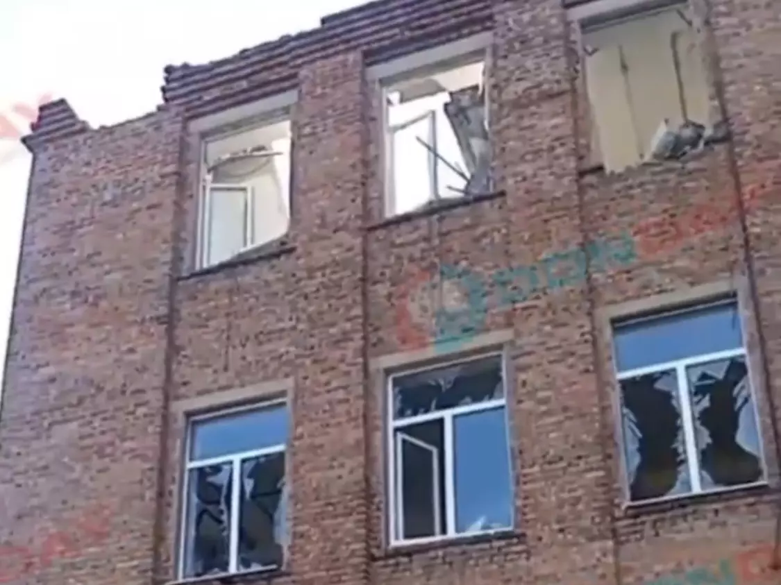 В соцсетях появились кадры последствий атаки БПЛА на поселок Каменоломни