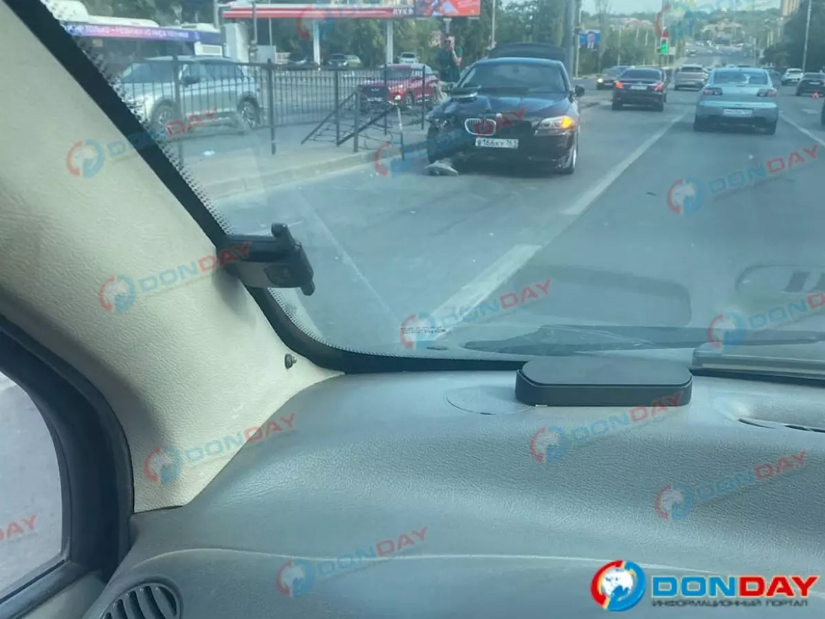 В Ростове на Космонавтом автомобиль влетел в барьерное ограждение