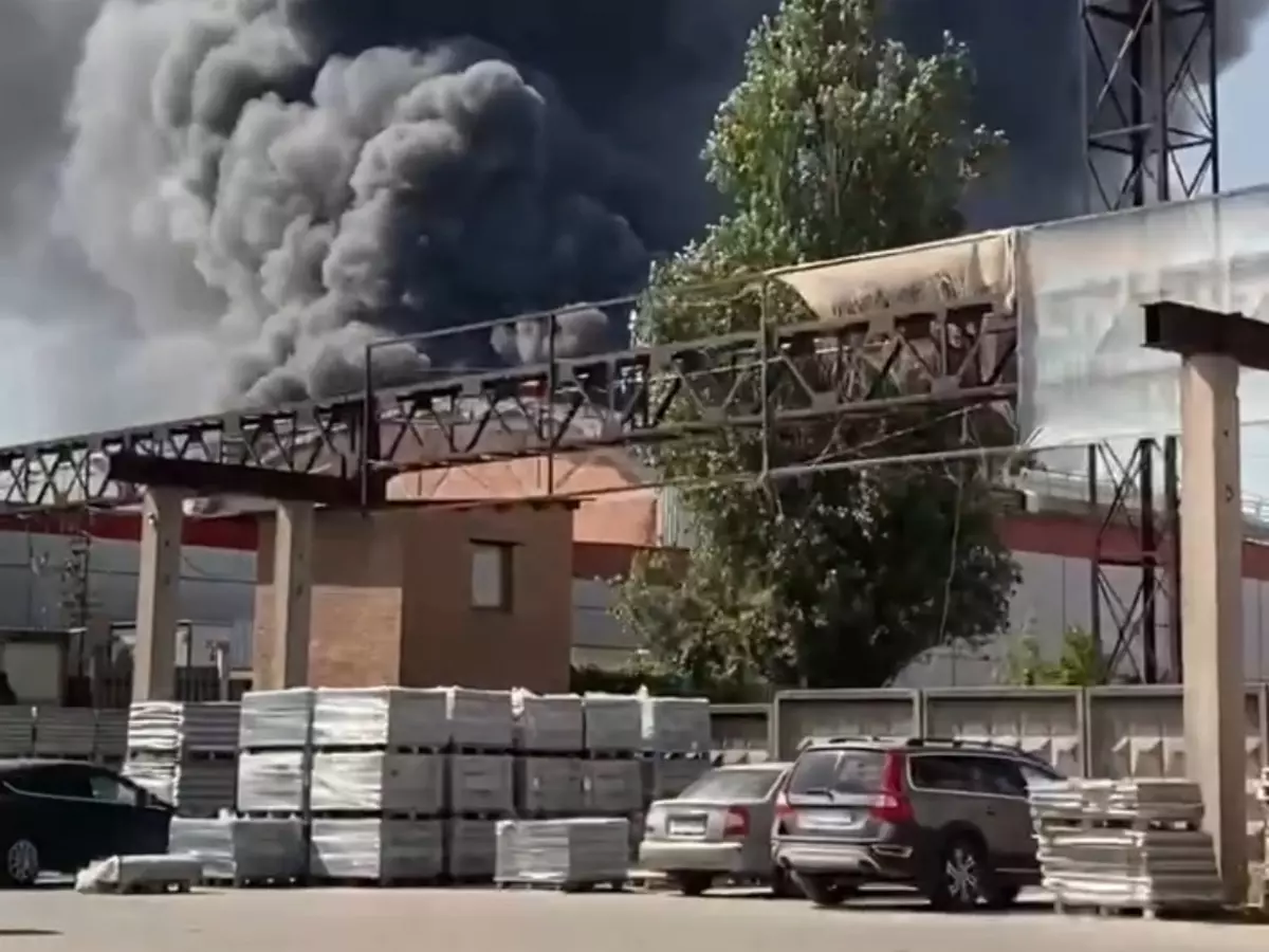 Впечатлительным не смотреть: апокалиптические масштабы пожара на Орской в Ростове