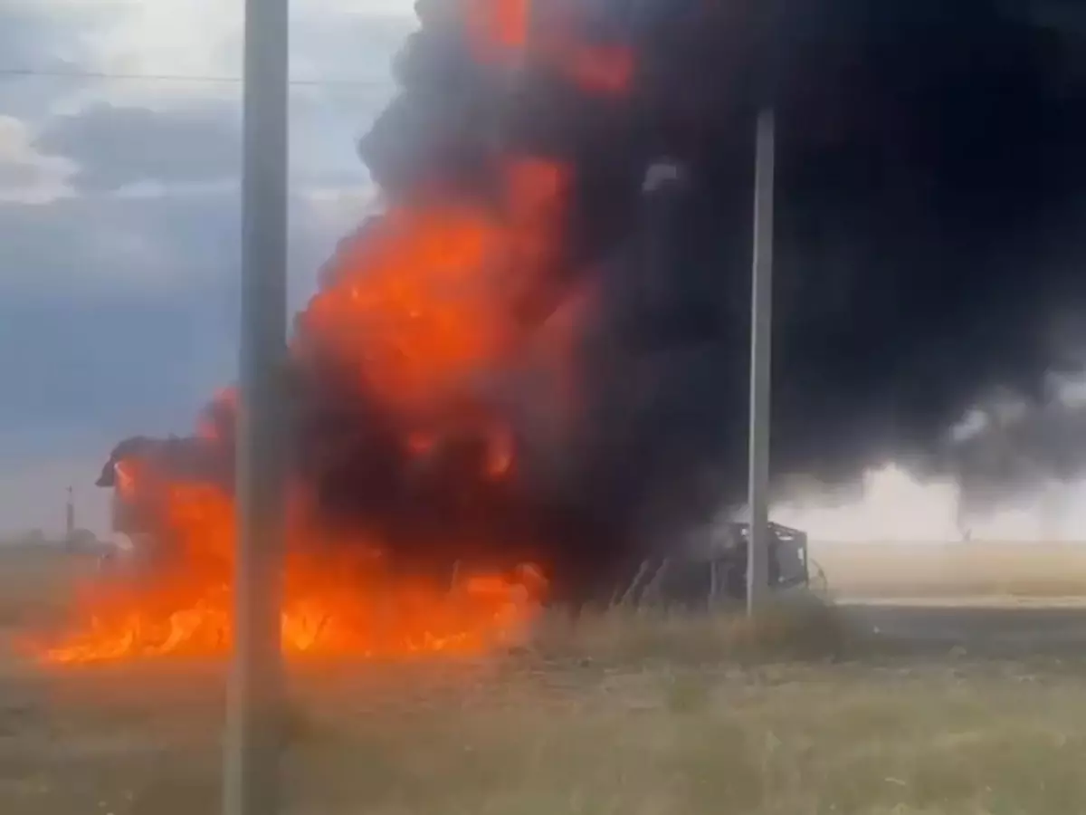 В Аксайском районе во время уборки поля загорелся комбайн