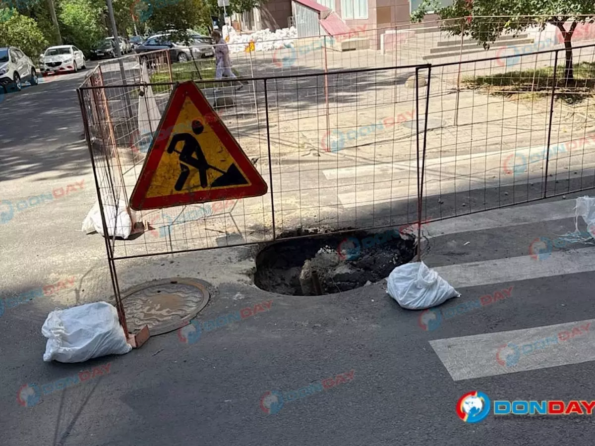 В Ростове оградили вновь образовавшуюся яму на дороге переулка Журавлева