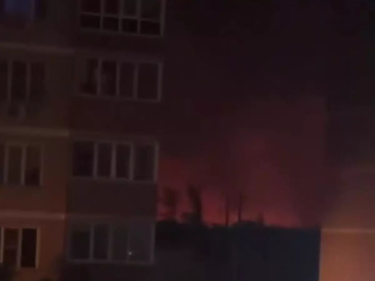 В Батайске около ЖК "Северная звезда" полыхает сухостой и мусор