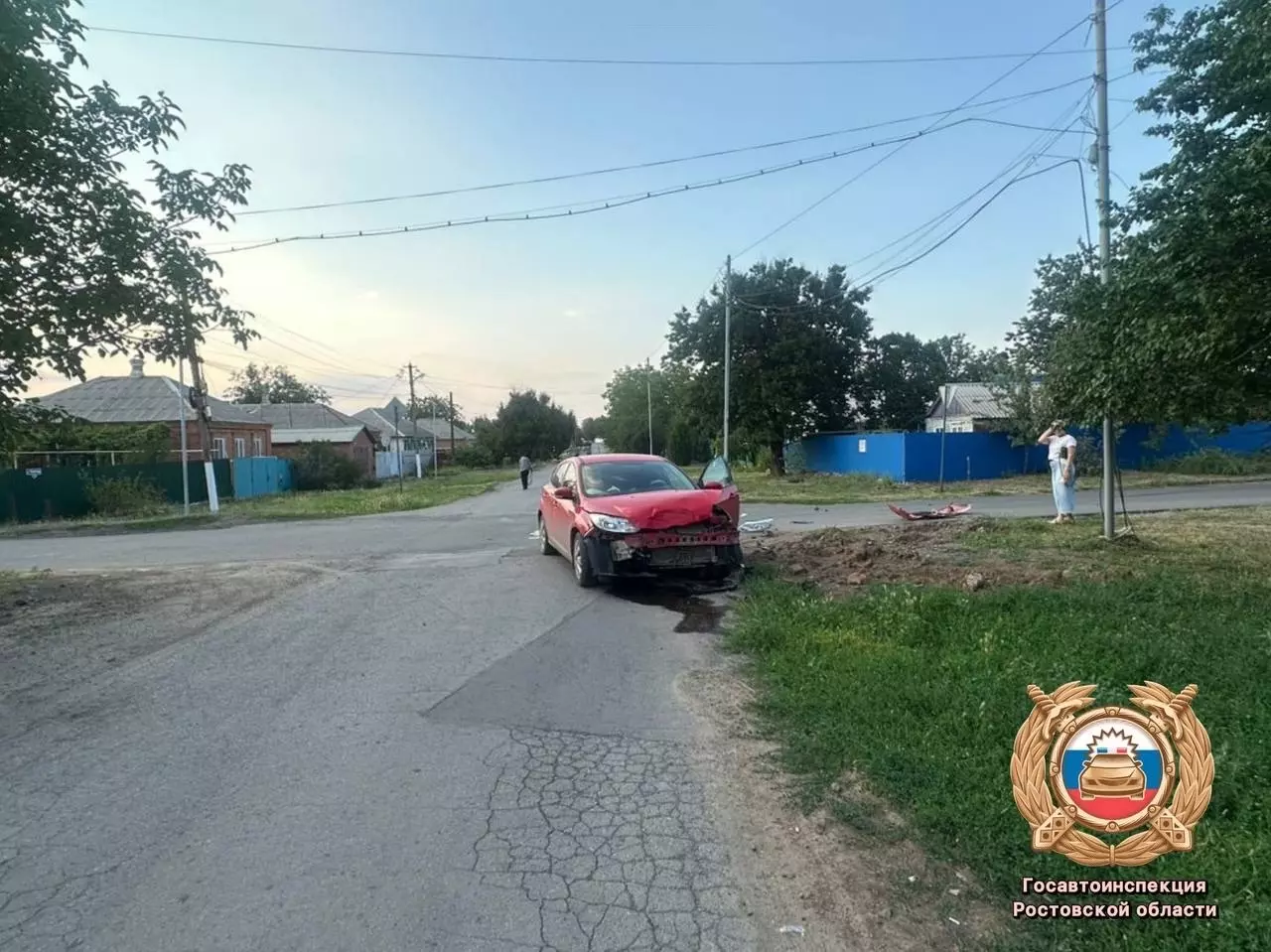 Легковушка сбила пешехода после столкновения с машиной в Ростовской области