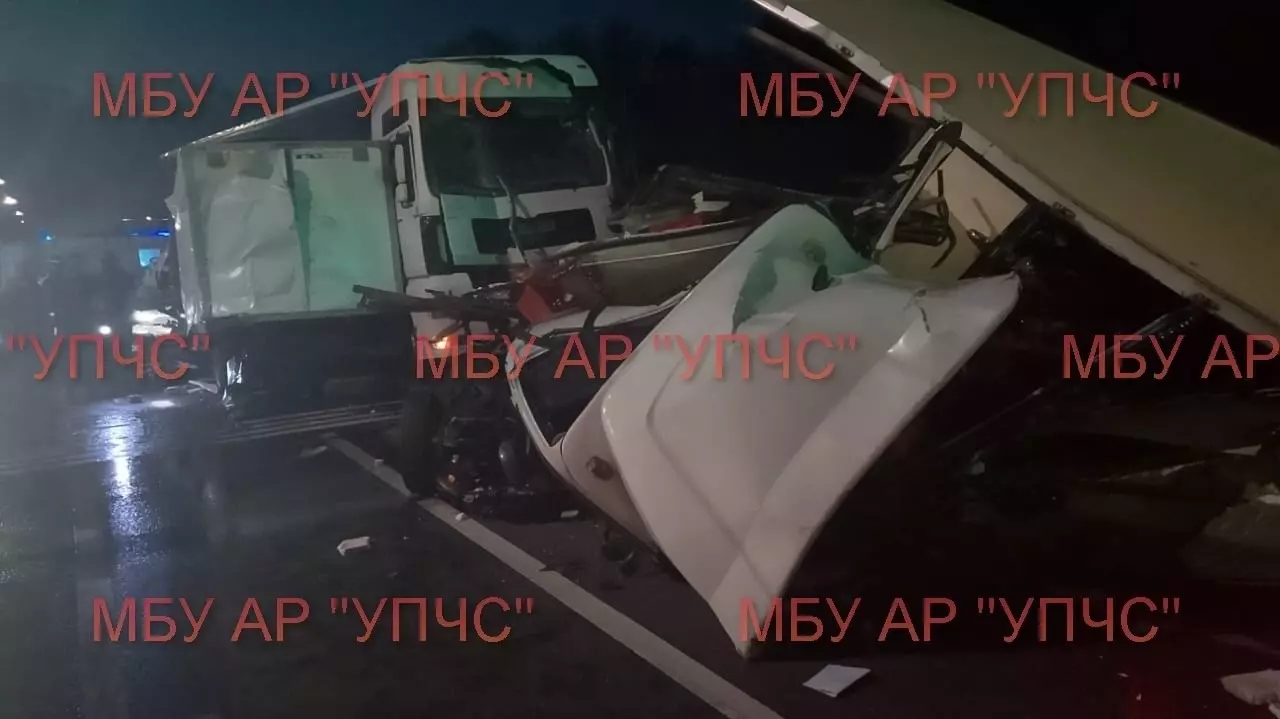 В жестком ДТП с грузовиками в Аксайском районе погиб один человек