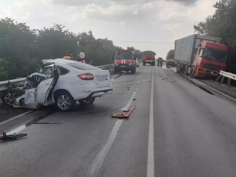 Водитель легковушки погиб в жутком ДТП на трассе Ростов-Ставрополь