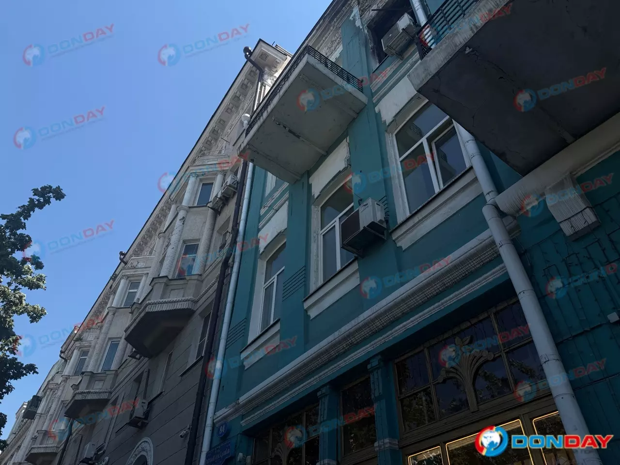 В центре Ростова со здания купца Маврогордато сыпется штукатурка