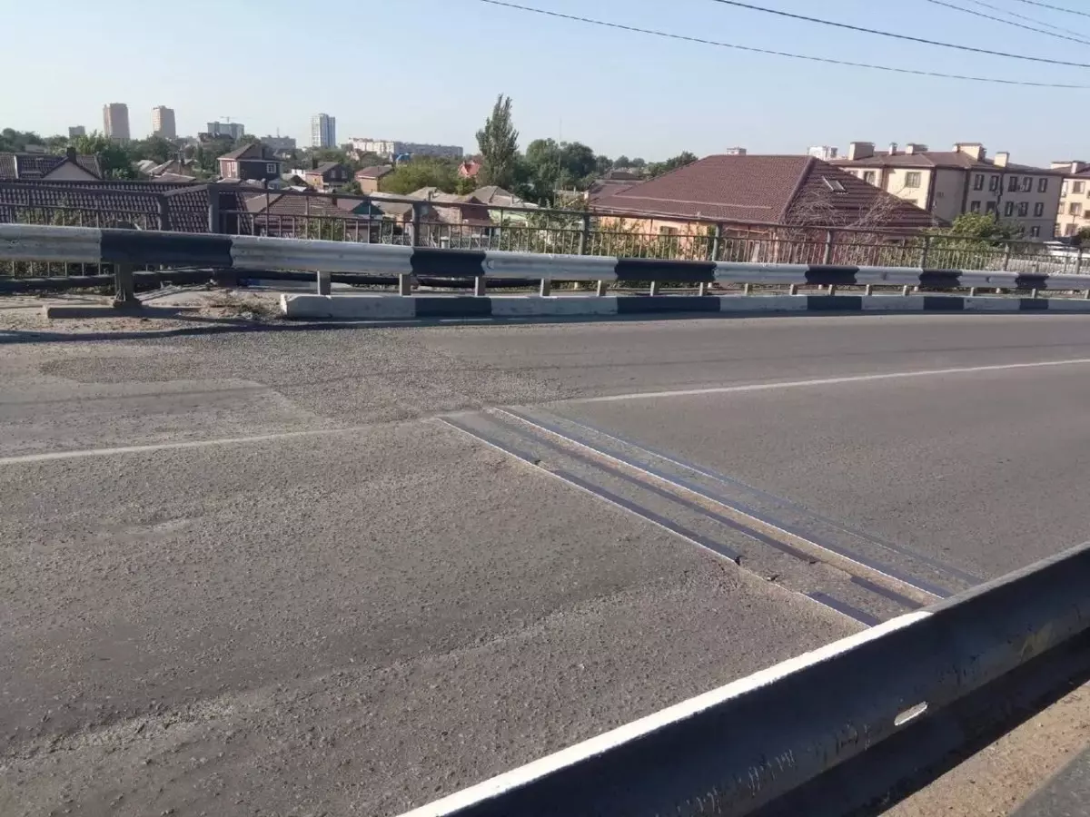 Житель Батайска упал с моста и выжил